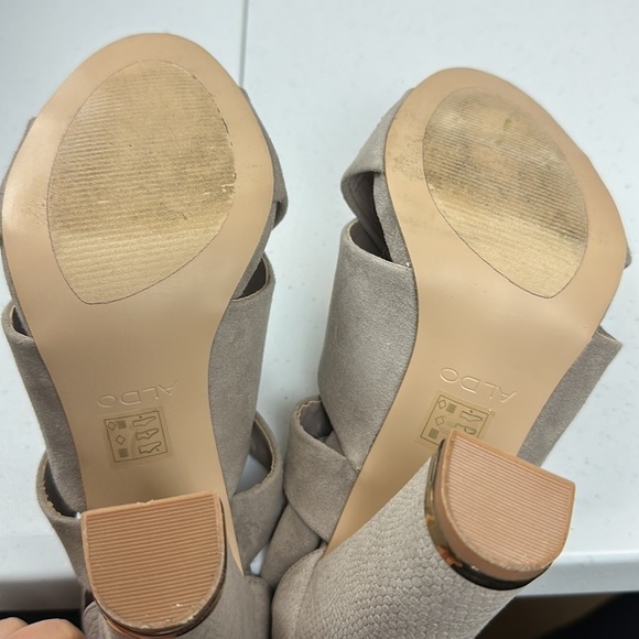 Aldo Woman’s Heels 8.5 Block Heel 4” Gold Detail Zipper Closure Taupe Suede - Picture 7 of 7